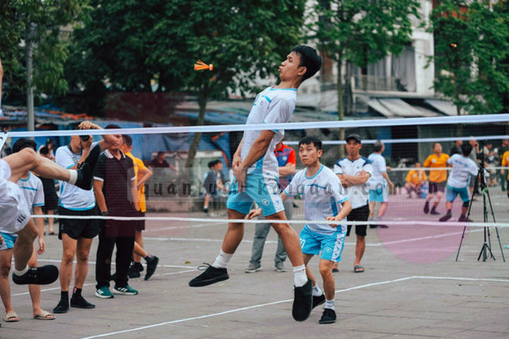 手机界面线框与刻度网格叠放的抽象示意图，冷靛蓝色调